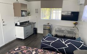 Self Contained Unit, Private Bathroom, Private Entrance, Close To Shops & Hospital Homestay